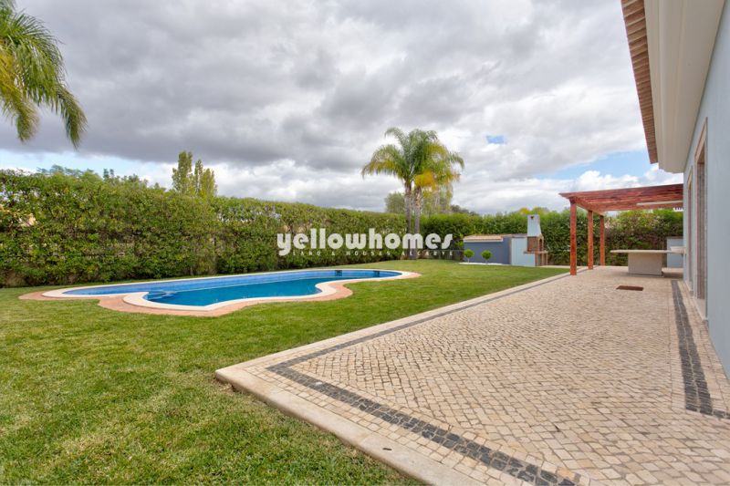 Traditional and stunning 5-bedroom villa with pool in Vilamoura, Algarve