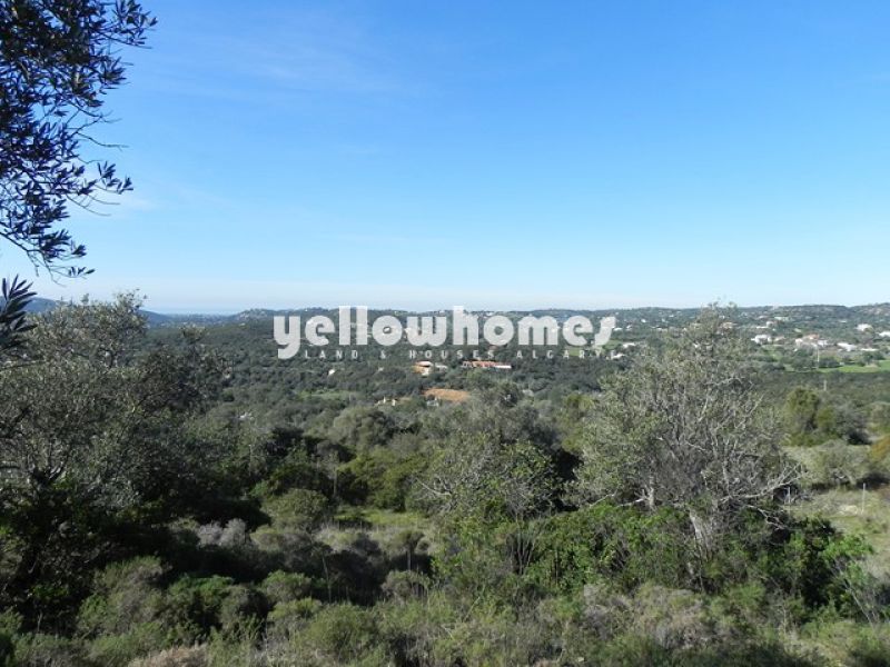 Terreno com bonita vista campo e um pouco mar perto de Santa Bárbara e Loulé