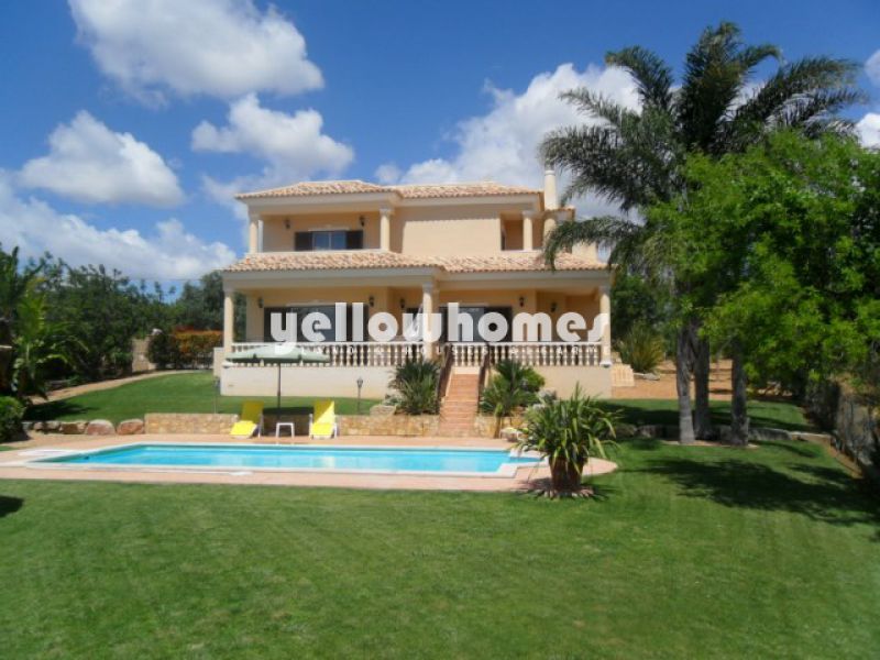 Attractive 3 bed Villa for sale near Boliqueime with pool and sea views 