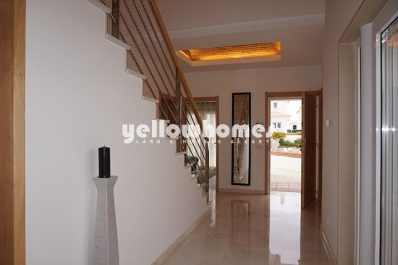 Moradia T5 contemporânea num condomínio em Vilamoura