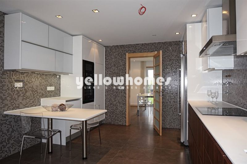 Moradia T5 contemporânea num condomínio em Vilamoura