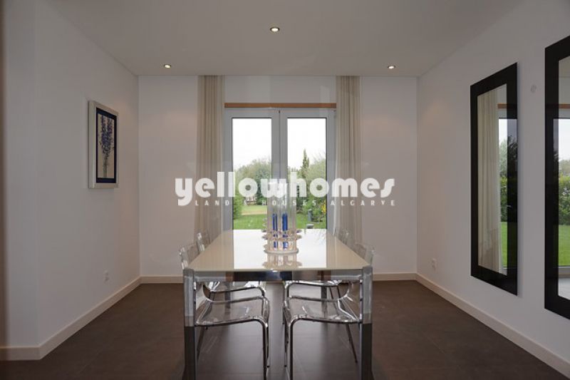 Moradia T5 contemporânea num condomínio em Vilamoura