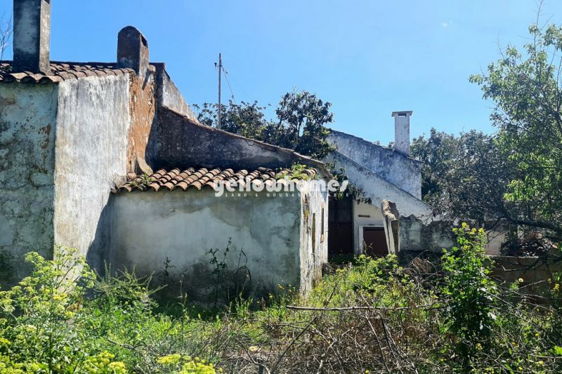 Large and typical Portuguese farmhouse for refurbishment near Sao Bras 