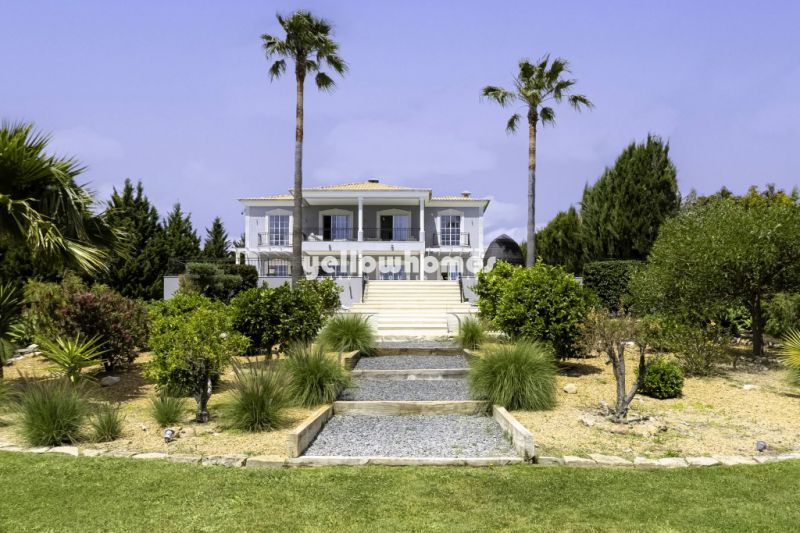 Elegante e Tranquila Villa Mediterrânica perto de Loulé com Piscina & Privacidade