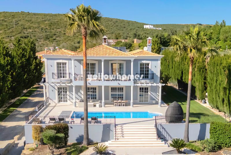 Elegante e Tranquila Villa Mediterrânica perto de Loulé com Piscina & Privacidade