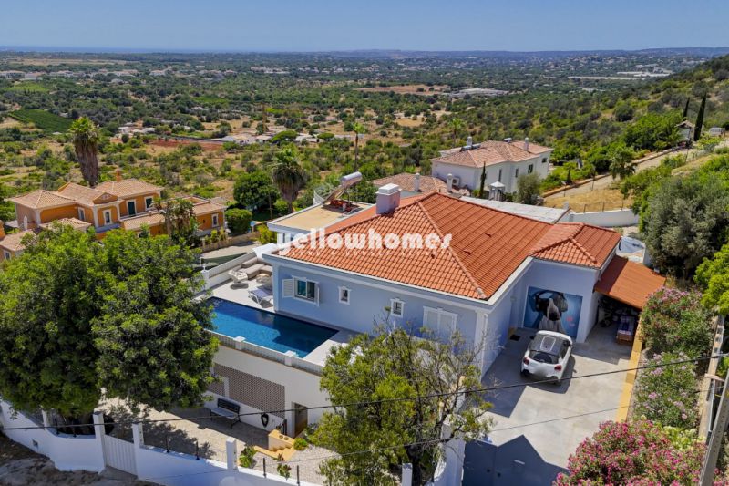 Moradia T4 com vista mar, piscina e terreno para construção independente perto de Loulé