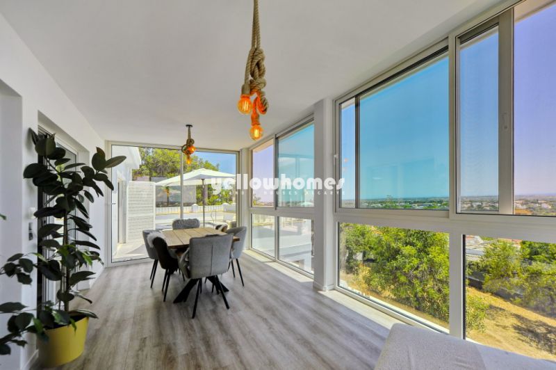 Moradia T4 com vista mar, piscina e terreno para construção independente perto de Loulé