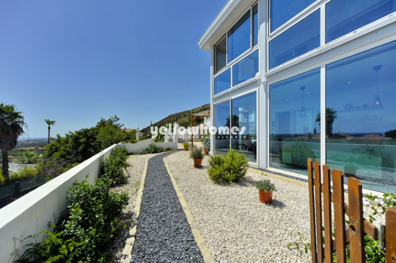 Moradia T4 com vista mar, piscina e terreno para construção independente perto de Loulé