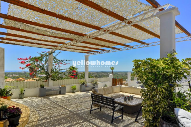 Moradia T4 com vista mar, piscina e terreno para construção independente perto de Loulé