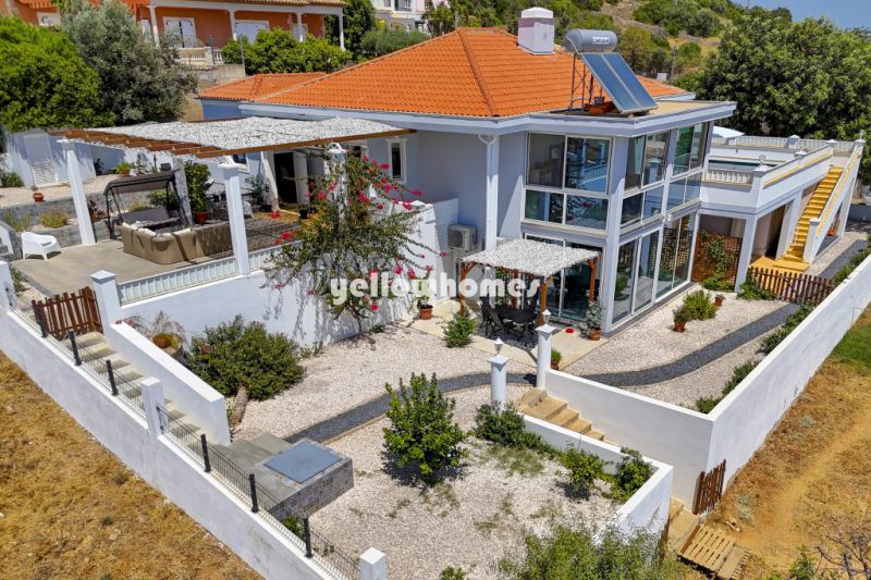 Moradia T4 com vista mar, piscina e terreno para construção independente perto de Loulé