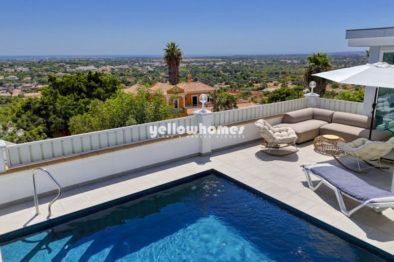 Moradia T4 com vista mar, piscina e terreno para construção independente perto de Loulé