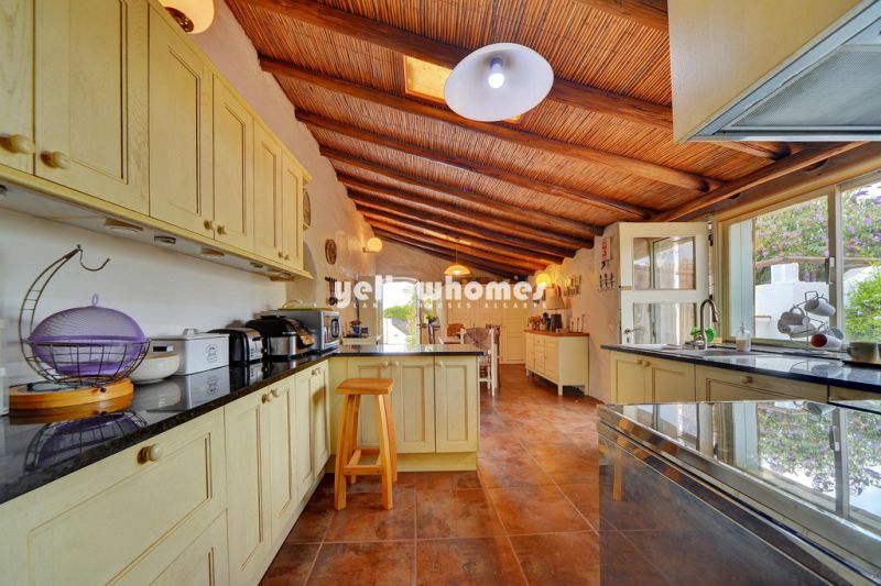 Unique opportunity:Charming Quinta with guest house in central yet quiet setting