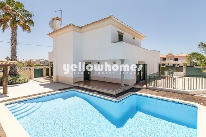 Modern light drenched 4-bed villa within walking distance to the centre of Almancil