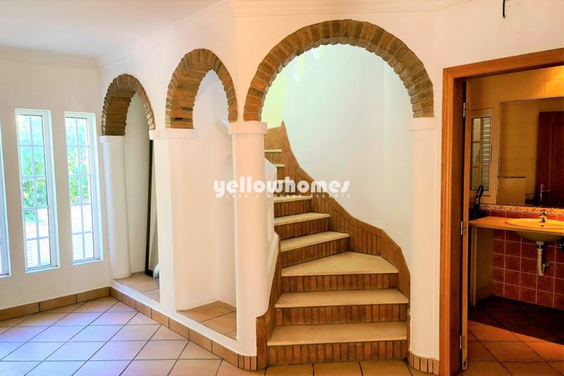 Well-positioned 3+1 bedroom villa with sea views close to Vilamoura