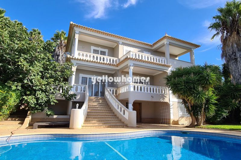 Well-positioned 3+1 bedroom villa with sea views close to Vilamoura